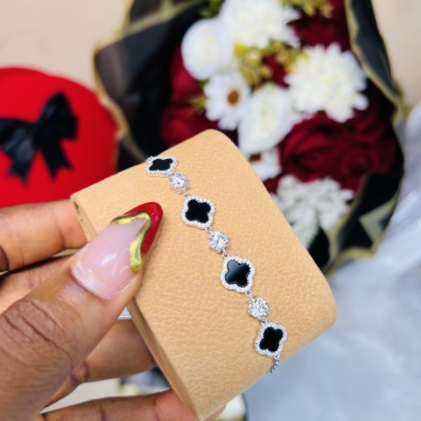 Clover Nova Moissanite bracelet