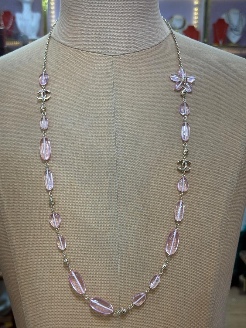 Chanel cruise 2025/26 Long Necklace. Metal, Resin&Glass, Gold&Pink